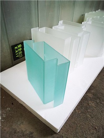 Zmrznjeni C kanalski steklo